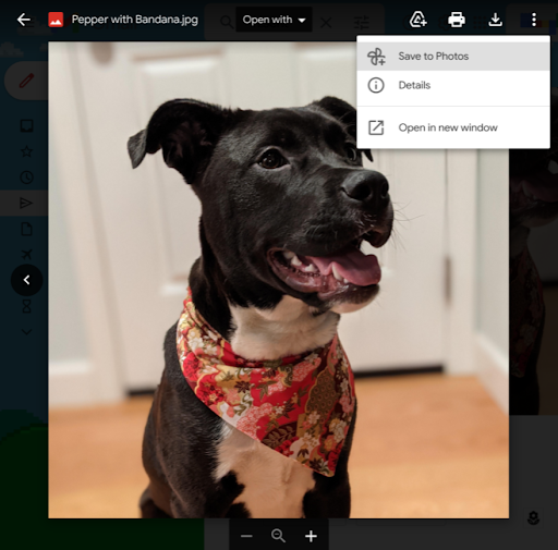Una captura de pantalla que muestra una imagen de Gmail adjunta junto con la opción Guardar en Google Photos seleccionada en el menú contextual