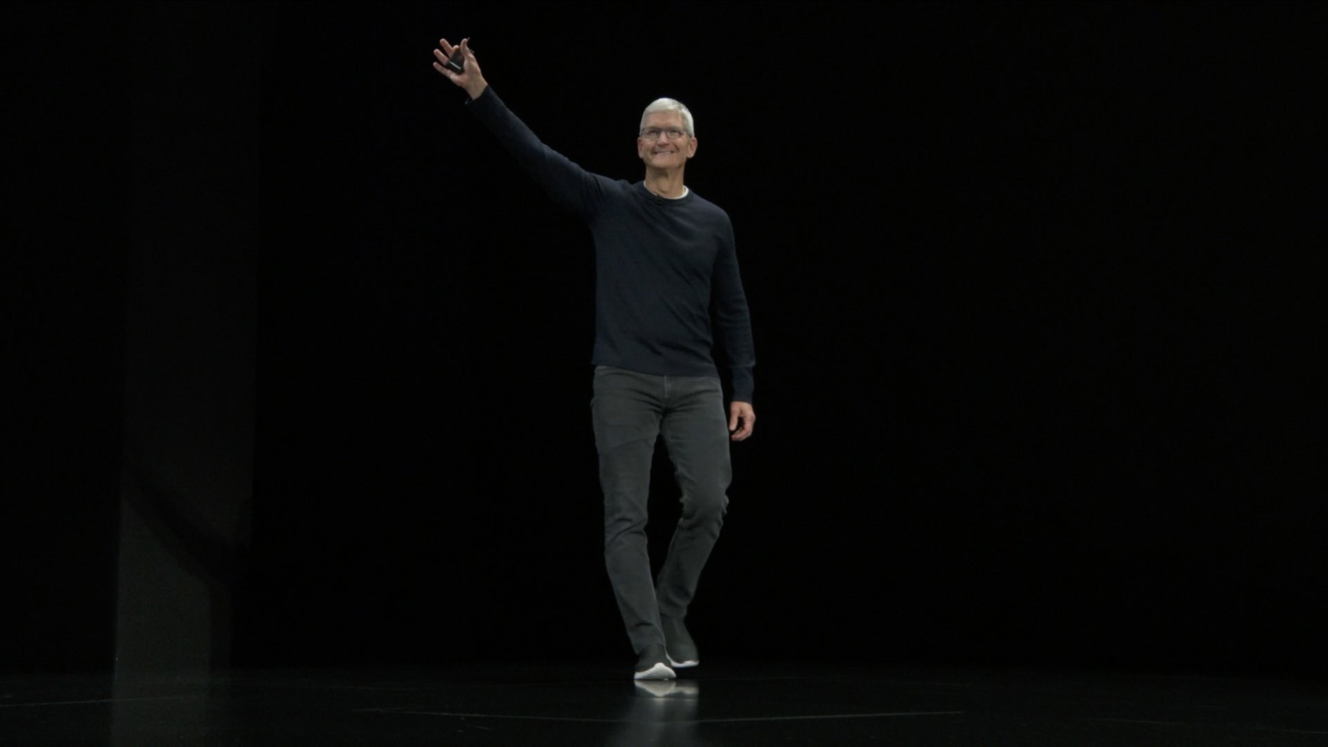 Tim Cook sube al escenario y saluda a la multitud en un evento de productos de Apple